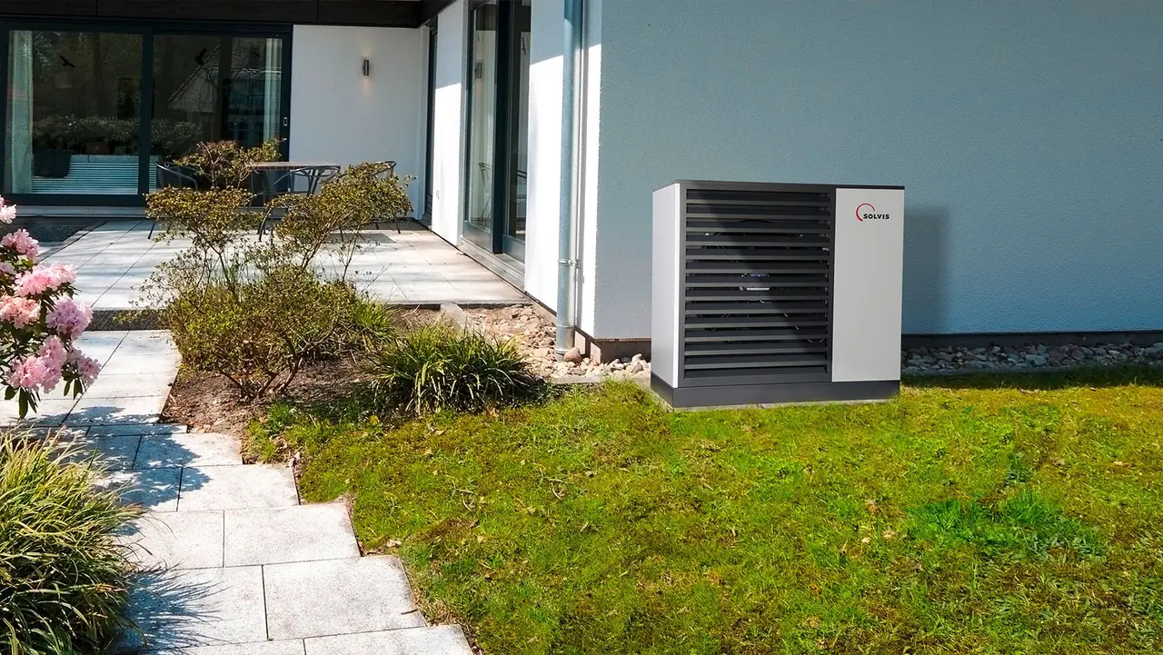 Luft/Wasser-Wärmepumpe von Solvis an der Terrasse eines Wohnhauses